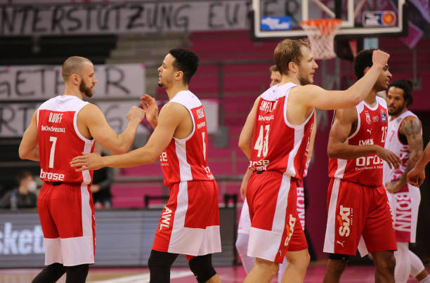 表现受到 表现受到